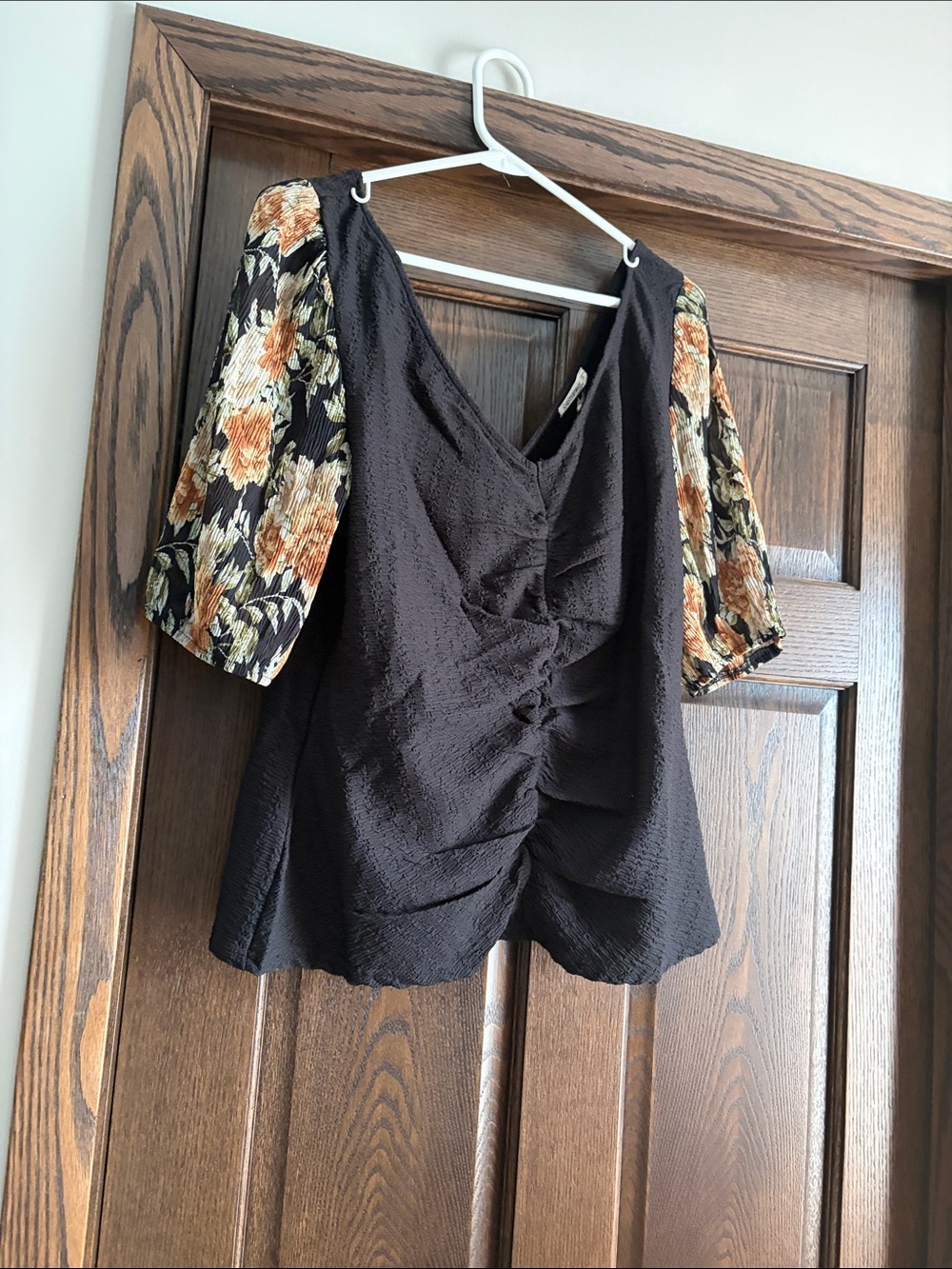Andthewhy Textured Black V-Neck Blouse with Floral Puff Sleeves Size 1X